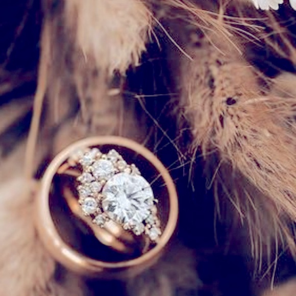 Moissanite solitaire ring asymmetrical setting - Picture 8 of 8